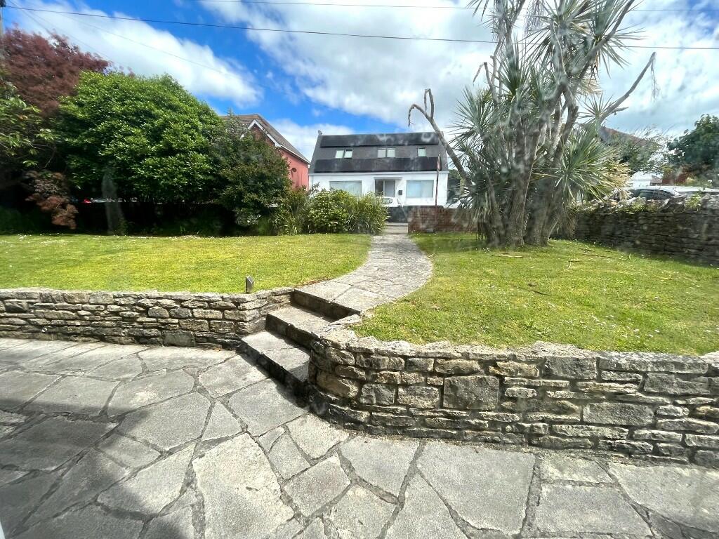 Comm. front garden