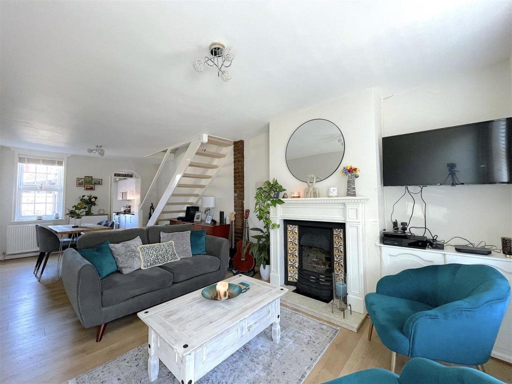 Living Area (2).jpeg