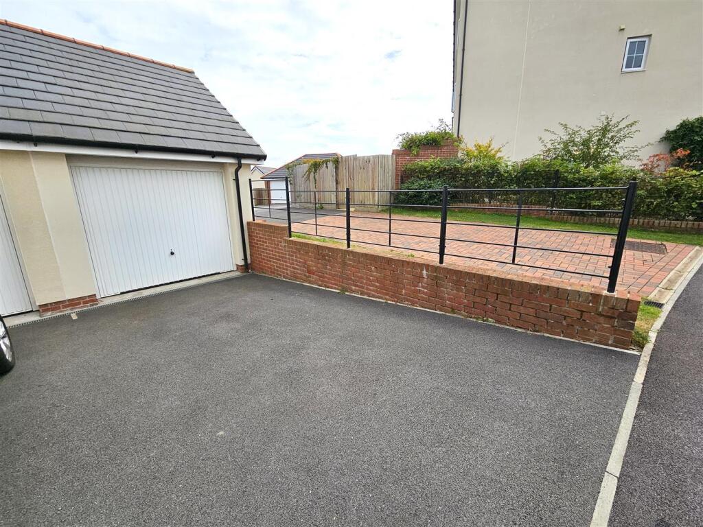 Drive and Garage.jpg