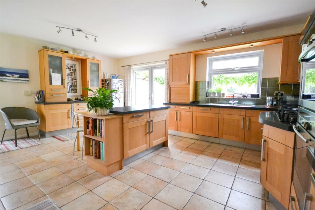 kitchen straight.jpg