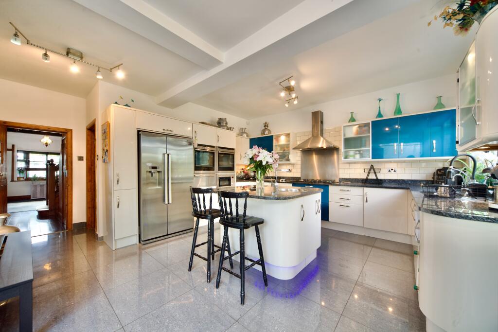 Kitchen/Breakfast Bar Area (5)