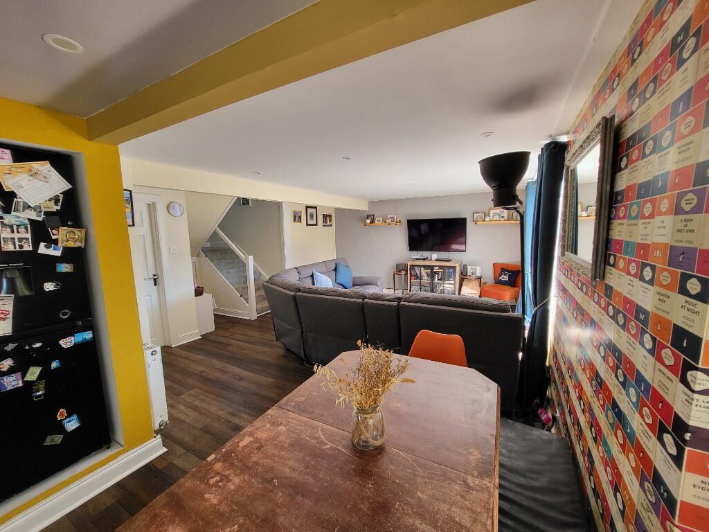 Lounge / Dining Area