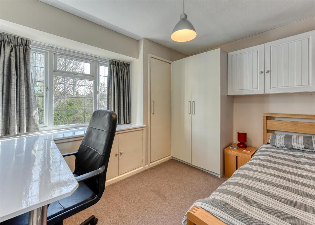 20 Suckling Green Lane-bed4.jpg