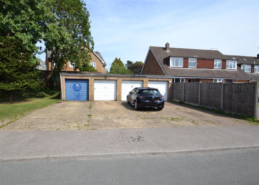 Garage and parking.JPG