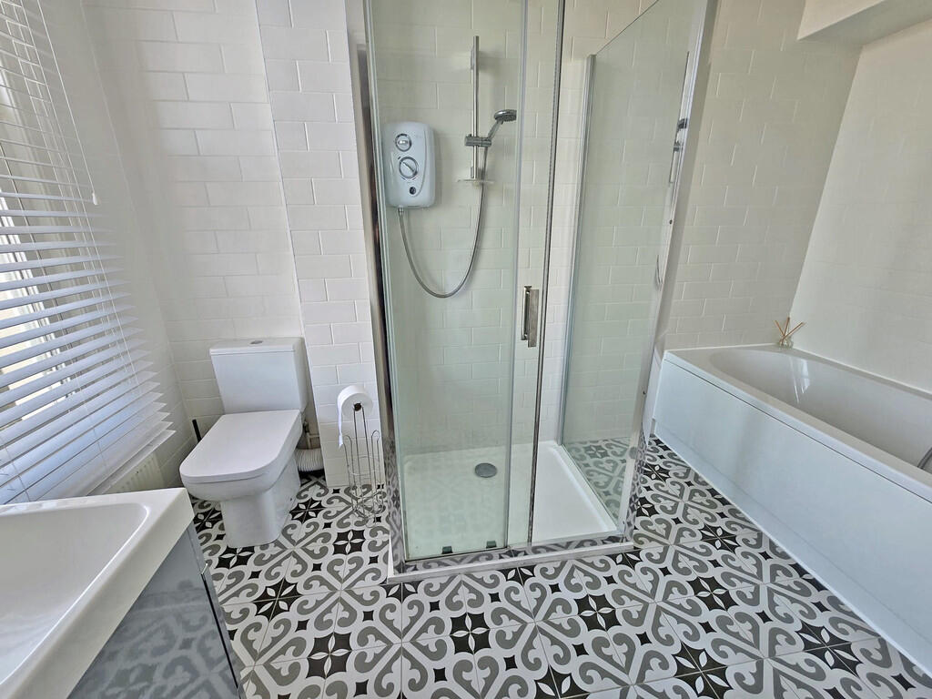 En-suite shower r...