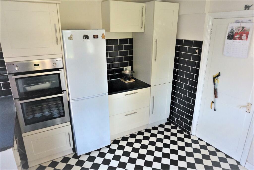 FITTED KITCHEN