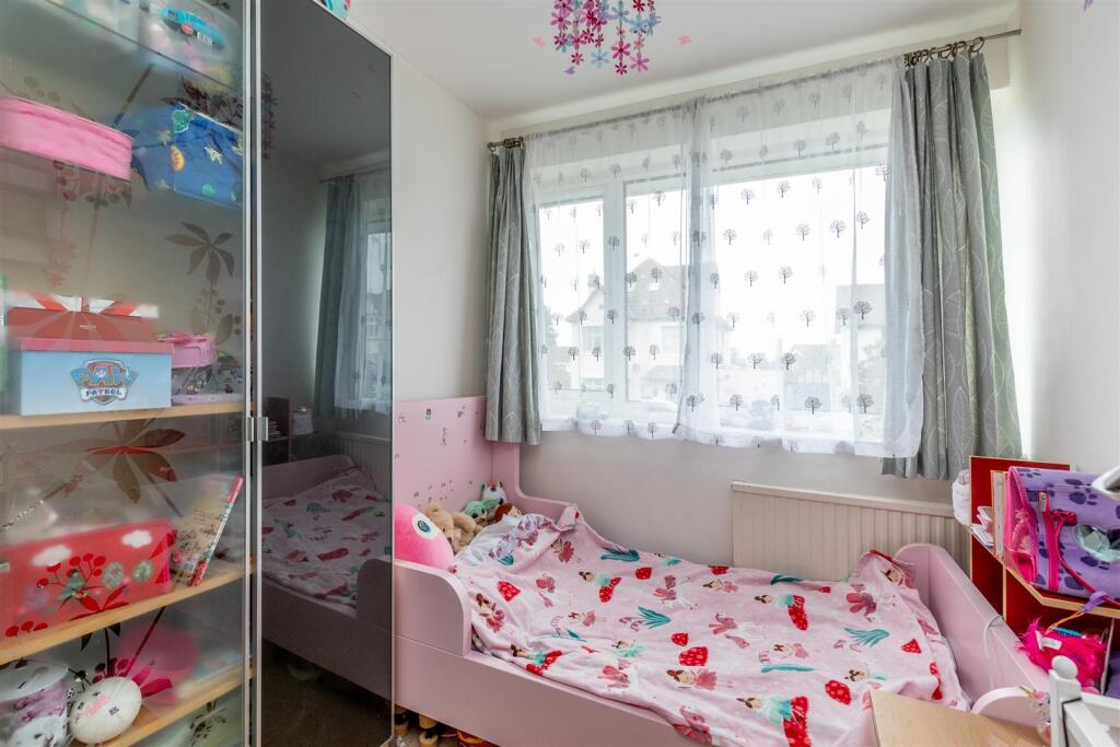 Lawrence Grove, Henleaze Bed 3.jpg