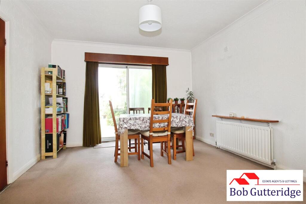 OPEN PLAN LOUNGE / DINING ROOM