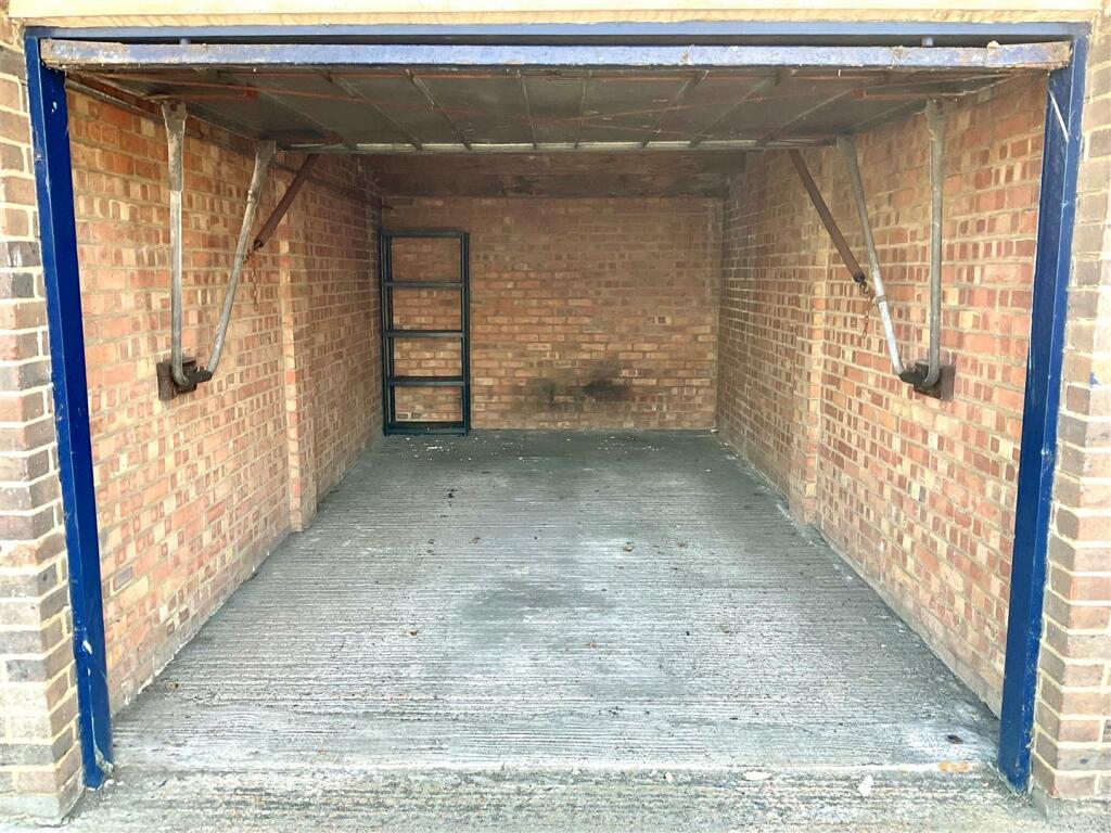 Garage pic1.jpg