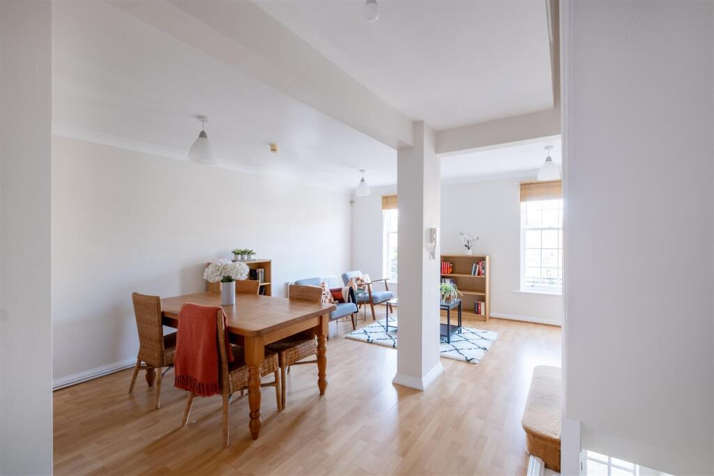 18 Dobson Cres HE-5.jpg