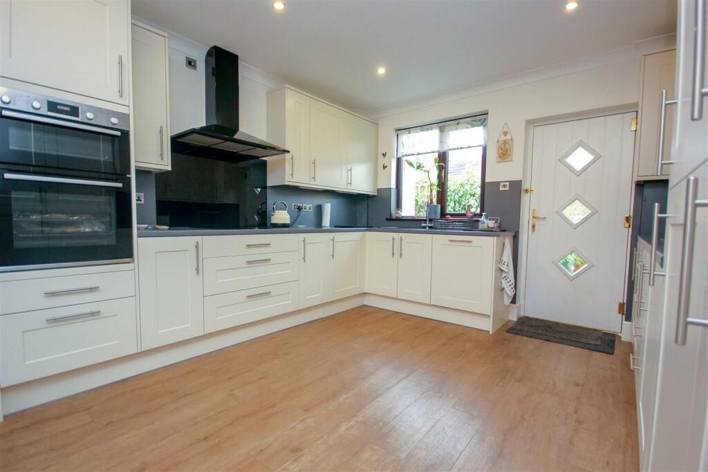 Kitchen1.jpg