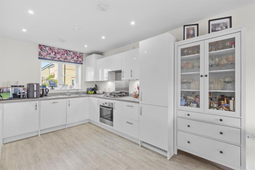 7 Farmers Way, HP27 9EW-2.jpg