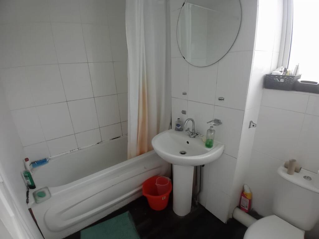 Bathroom 2.jpg