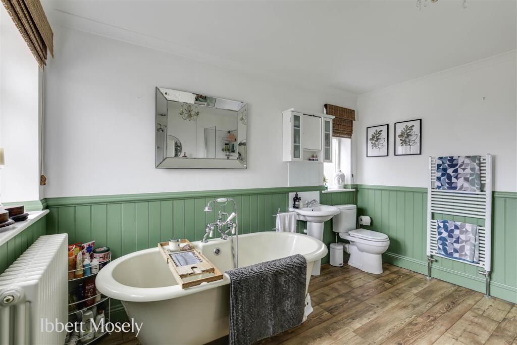 18 First Floor Bathroom.jpg