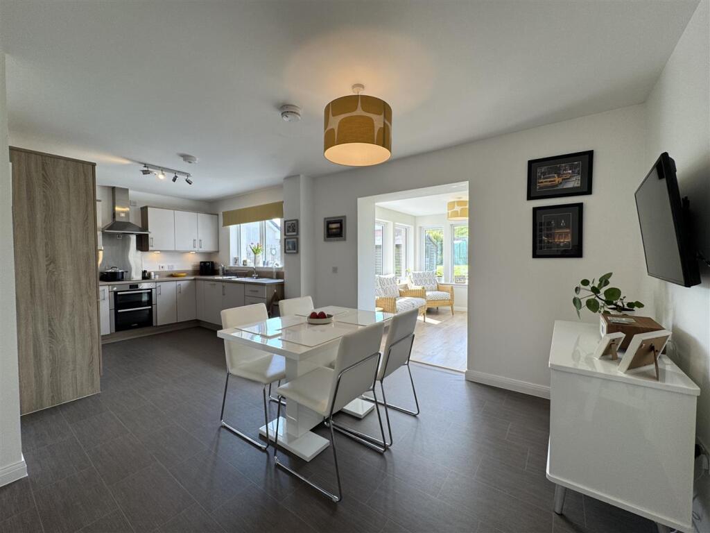 KITCHEN DINING ROOM.JPG