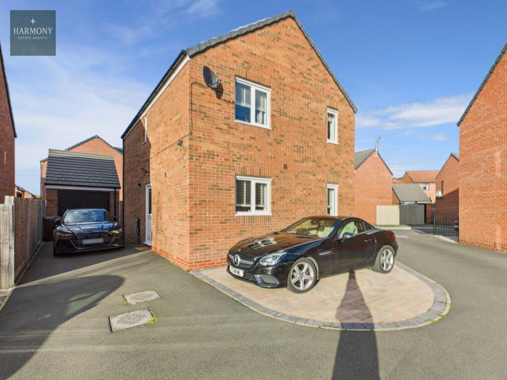 Exterior &amp; Parking 2