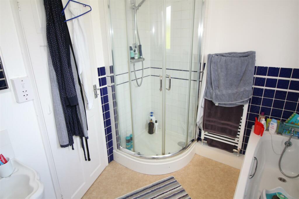 56 Robyns Way - bathroom.JPG