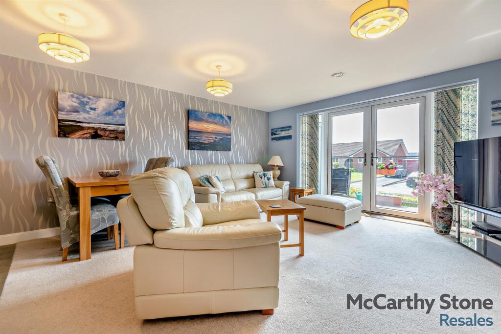 Open Plan Living Room/Kitchen