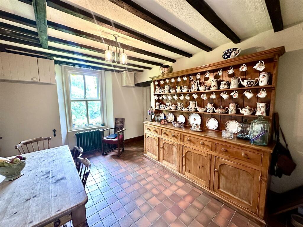 BREAKFAST ROOM/KITCHEN