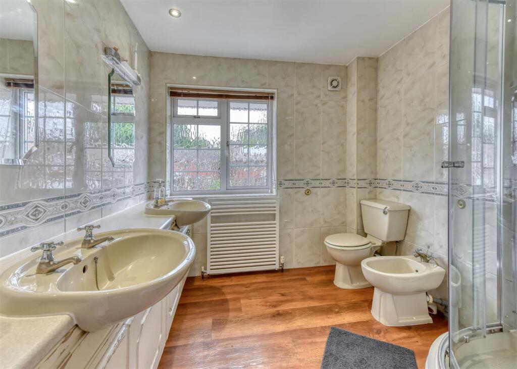 1 Saxon Court-bed1 ensuite.jpg