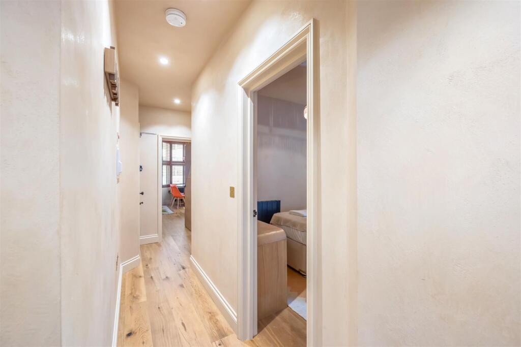 7B Queen Sq Hallway.jpeg