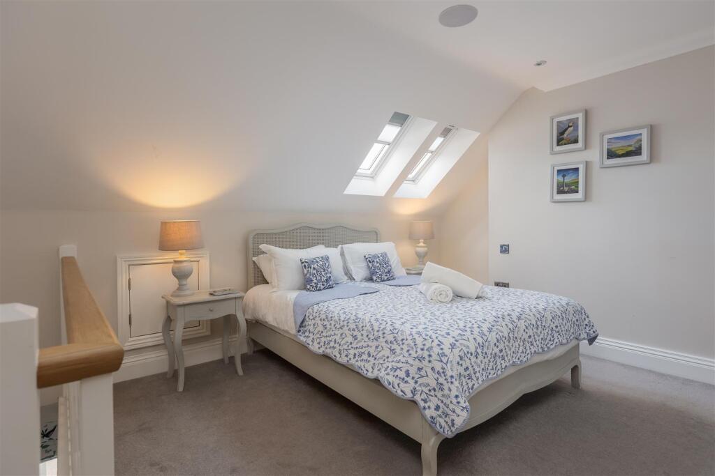 Pinfold Cottage Bedroom 1-1.jpg