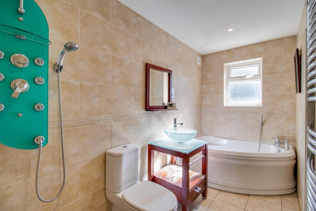 EN SUITE SHOWER ROOM/W.C.