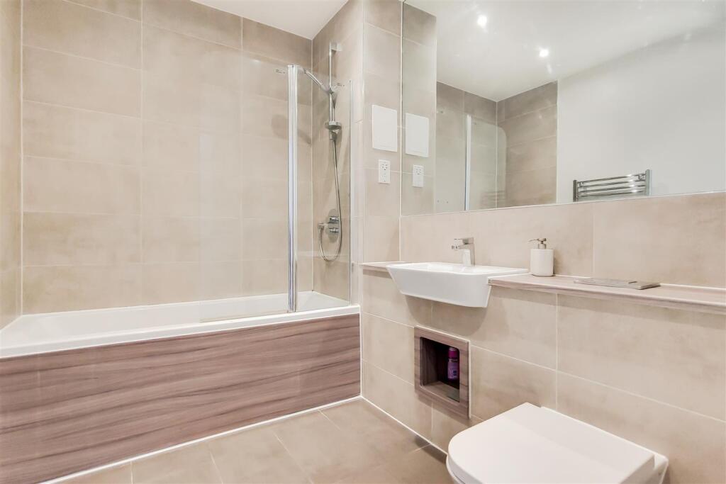 11_Bathroom -0.jpg