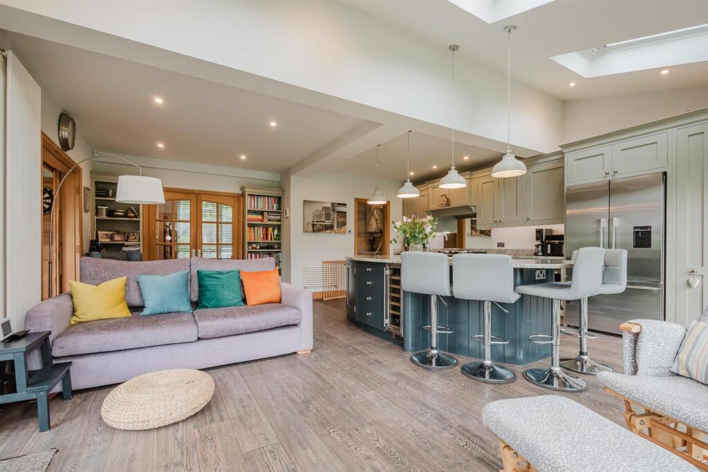 Live in Breakfast Kitchen