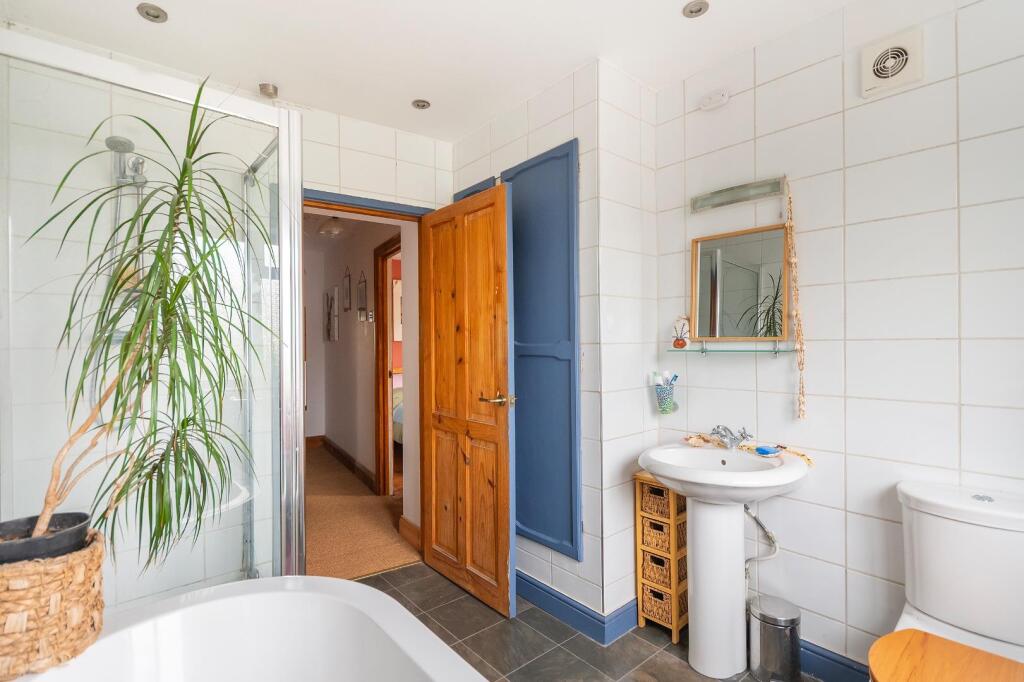1B0H9HN - Bathroom B.jpg