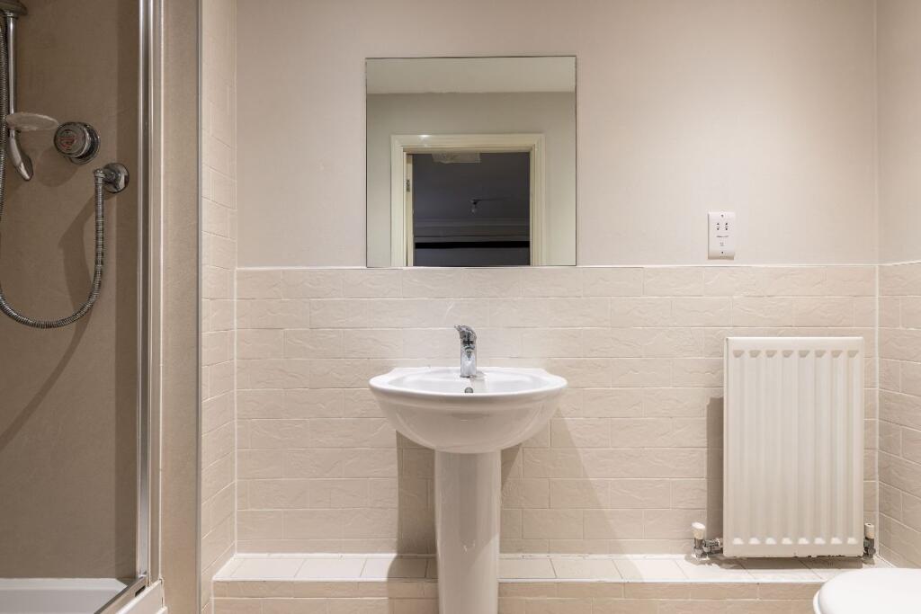 en-suite to 4th bedroom 
