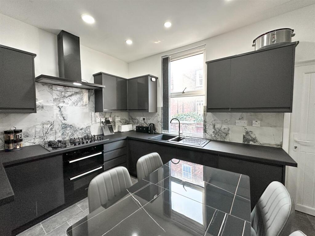 Staycasa Accommodation Manchester Carrill  2024AUG