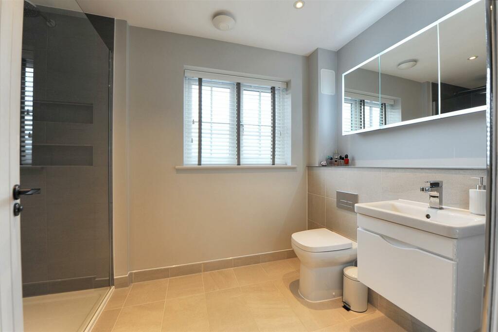 Bedroom 2 En-suite.JPG