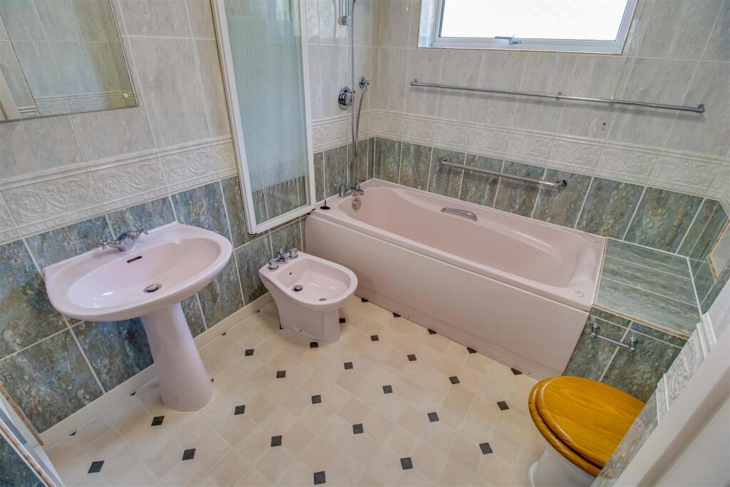 BATHROOM/W.C.
