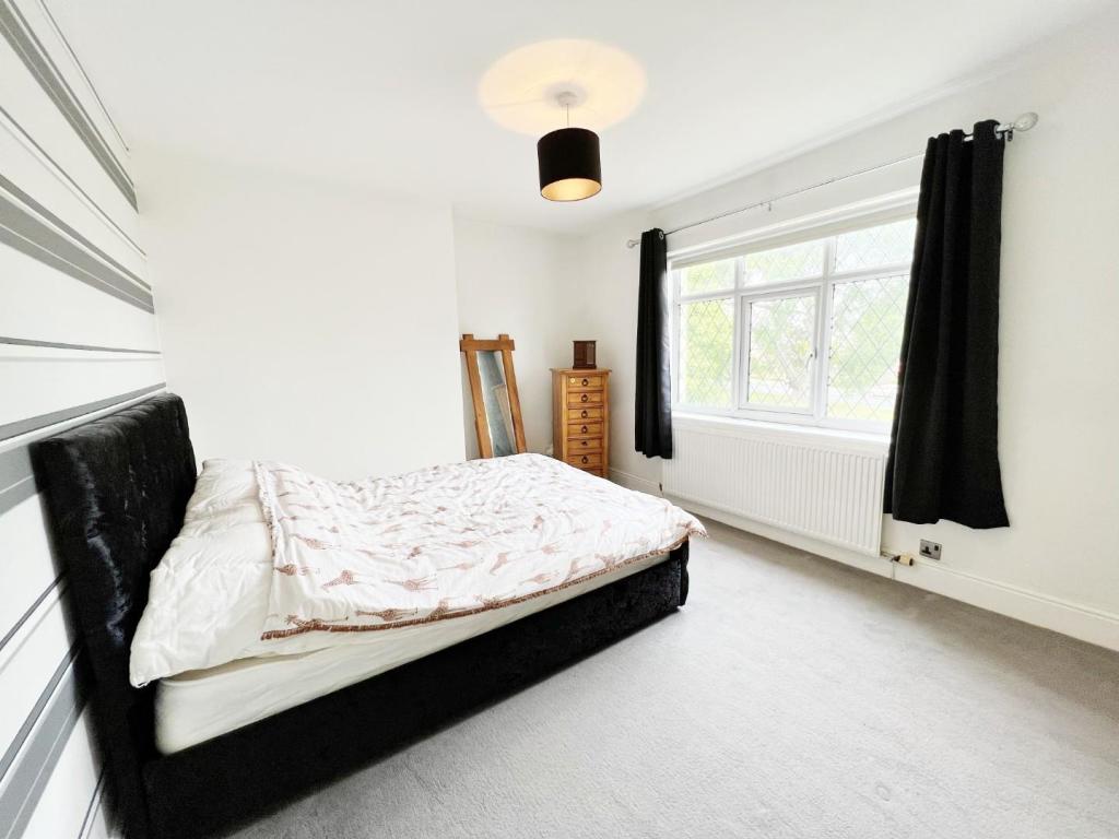 Bedroom 1 pic 1.jpg