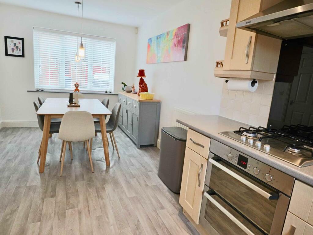 Modern breakfast kitchen / dining room (through)