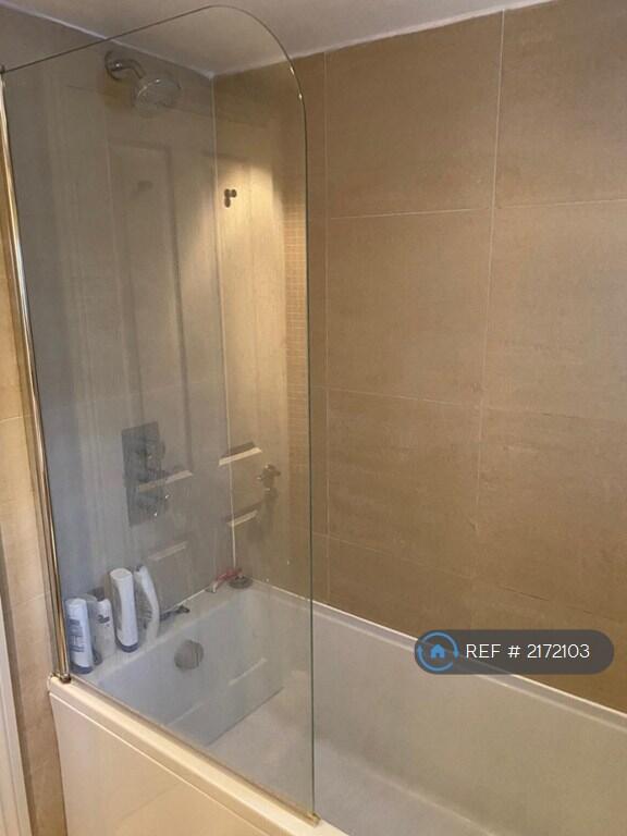 Main Bathroom With Bath/Shower