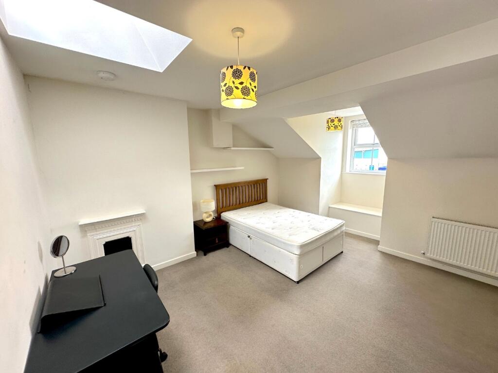 Bright, recently redecorated double bedroom wit...