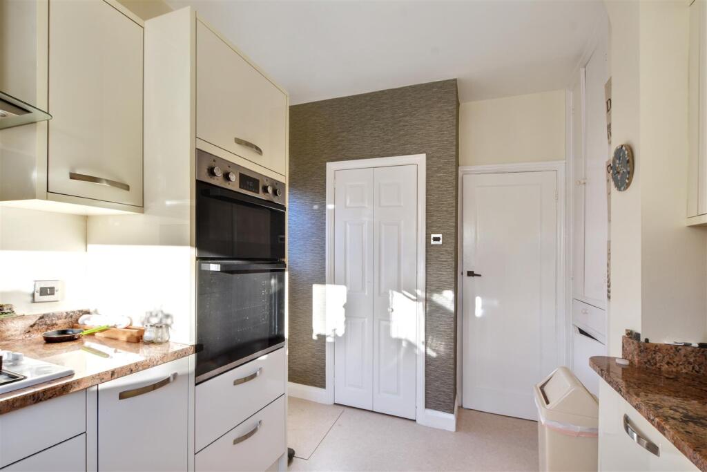 Kitchen_2.jpeg