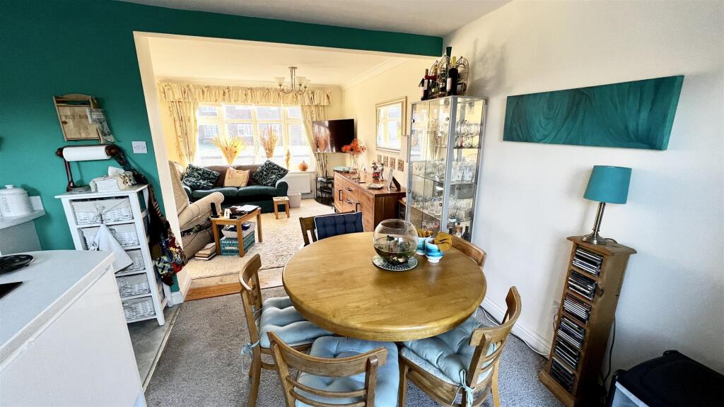 L SHAPED LOUNGE/DINING ROOM