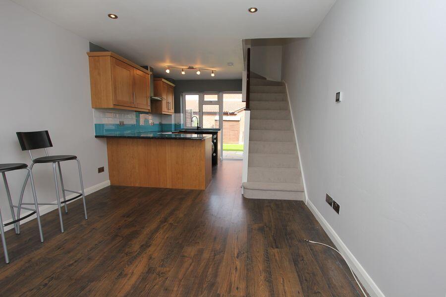 32 Sharp Close-Loung