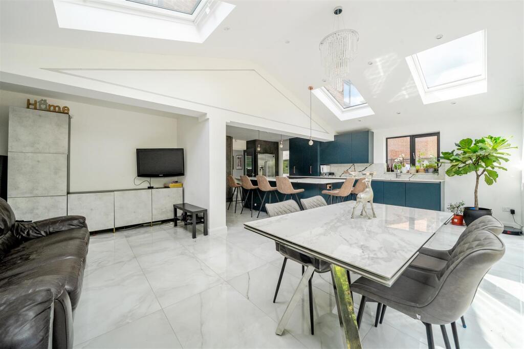 3 Croft Way kitchen 3.jpg