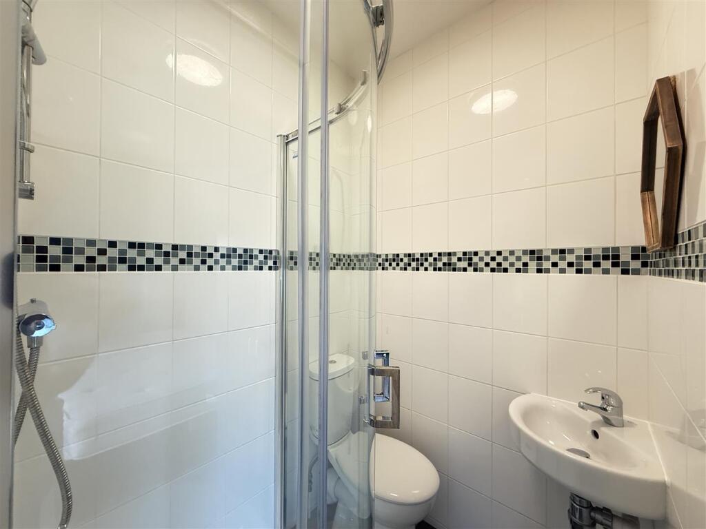 Bedroom 8 Ensuite.JPG