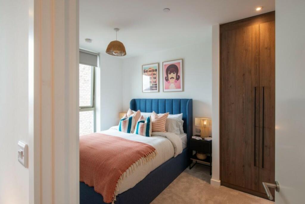 A spacious and well-lit large double bedroom fe...