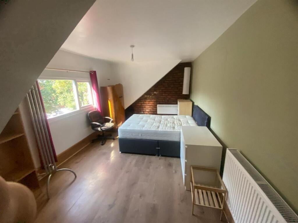 Bright, neatly presented double bedroom with a ...