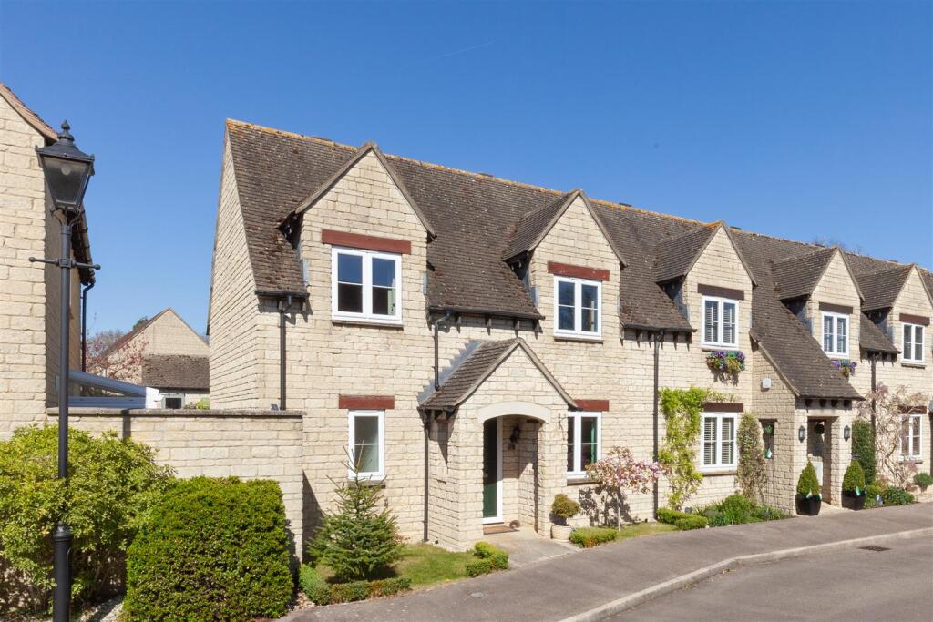 Hawthorn Drive, Bradwell Village, Nr Burford