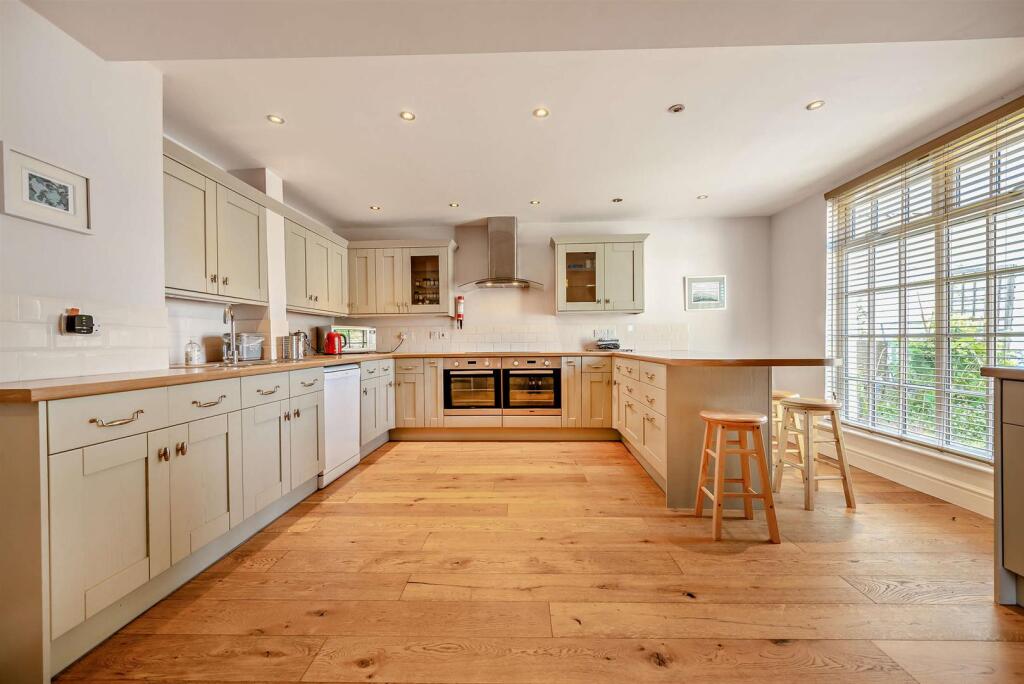 Glanteifi House - Kitchen