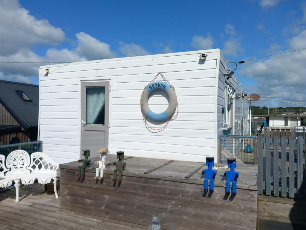 Heyvon Houseboat.jpg