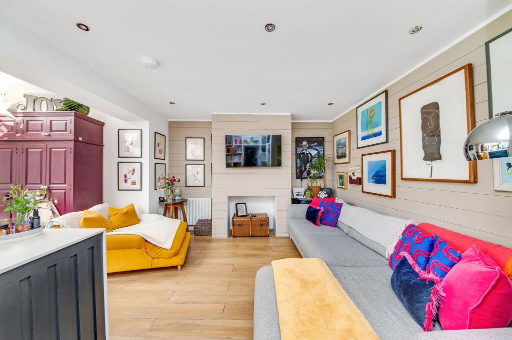 OPEN PLAN DINING KITCHEN &amp; FAMILY ROOM