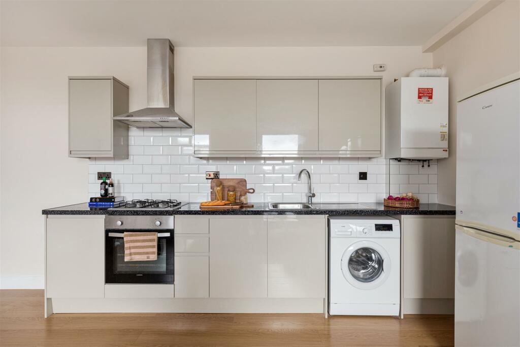 Eastwood Close, E18